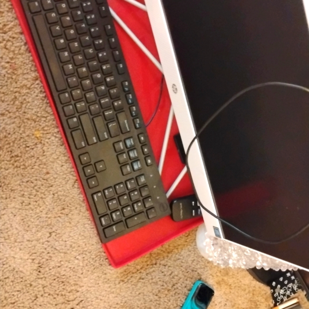 HP All-in-One Computer with Black Keyboard and headset